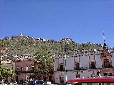 Vista que se tiene desde el Edificio (Cerro de la Bufa y Palacio de Gobierno)